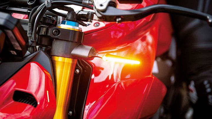 LEDの技術発展の影響もあり、極小サイズでも車検対応品が増えているLEDウインカー。点滅速度や光量のほかに実は取付位置も注意が必要だ。安易に車検適合というだけではダメなパターンもあるので、自分で取付を行う際は光量や点滅速度だけじゃなく、位置も再確認し慎重にカスタムを行いたい。余談だが、旧型の車両にLED製品を取り付けると電圧の違いなどにより、「ハイフラ」という現象が起こったり、そもそも発光しない、光量が足りないなどの問題が起きることも…。