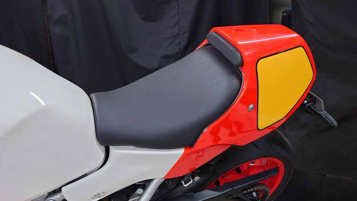 ワイズギアより発売されているXSR900 GPシングルシートカウル。純正シートの上にかぶせるだけという簡単設計でも正しい手順を踏まないとNGになってしまうこともあるので注意しよう。