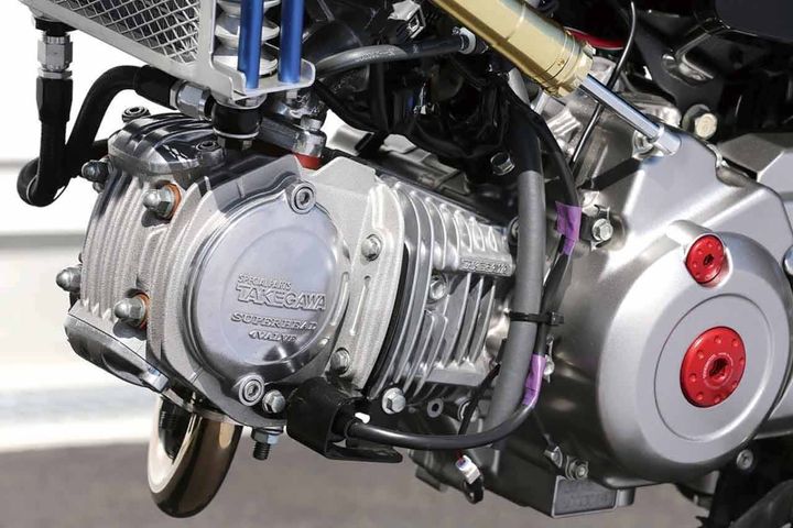 中型や大型車両ではなかなか見ないカスタムだが、MINI系でよく行われているのがボアアップ。排気量を拡大してトルクやパワーを高めるカスタムで、ここまで紹介してきたものと比べると少しヘビーな内容だ。排気量が変わるため、こちらは申請が必要になる。最悪の場合、見た目は同じでも免許区分を超えてしまうこともあり、免許にダメージどころでは済まないこともある。