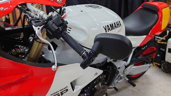 写真はXSR900 GP純正のバーエンド型のミラーだが、この頃は純正採用も増えてきており人気のカスタムだ。後ろが見えていればOKなんてこともなく、きちんとサイズの決まっている項目なので要綱を満たした製品を選びたい。