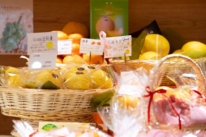 東京駅で旬のいちごを食べ比べ♪ 朝ごはんにも、締めパフェにも。フルーツざんまいの幸せに浸る「果実園リーベル 東京店」