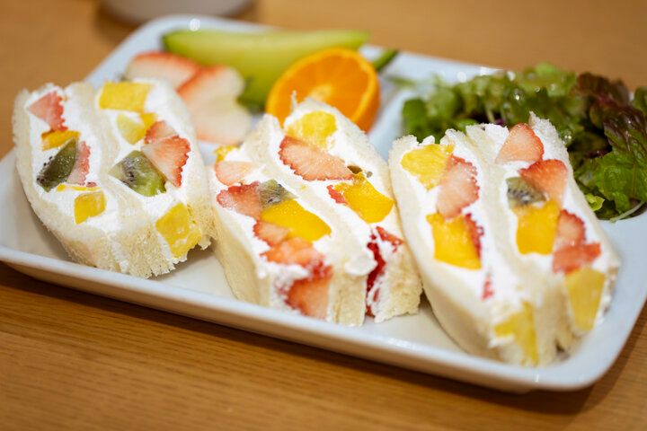 東京駅で旬のいちごを食べ比べ♪ 朝ごはんにも、締めパフェにも。フルーツざんまいの幸せに浸る「果実園リーベル 東京店」