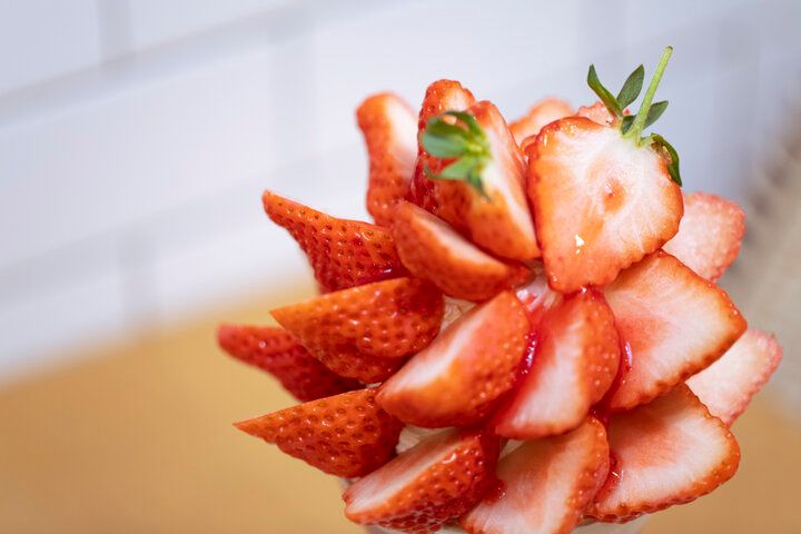 東京駅で旬のいちごを食べ比べ♪ 朝ごはんにも、締めパフェにも。フルーツざんまいの幸せに浸る「果実園リーベル 東京店」