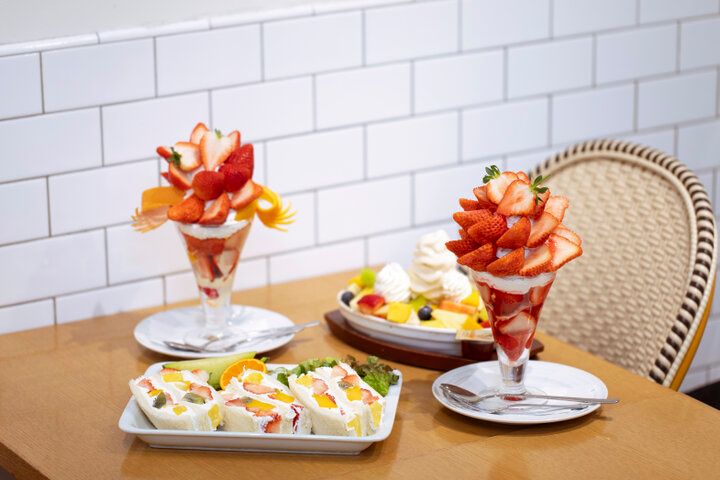 東京駅で旬のいちごを食べ比べ♪ 朝ごはんにも、締めパフェにも。フルーツざんまいの幸せに浸る「果実園リーベル 東京店」