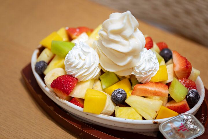 東京駅で旬のいちごを食べ比べ♪ 朝ごはんにも、締めパフェにも。フルーツざんまいの幸せに浸る「果実園リーベル 東京店」