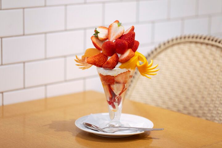 東京駅で旬のいちごを食べ比べ♪ 朝ごはんにも、締めパフェにも。フルーツざんまいの幸せに浸る「果実園リーベル 東京店」