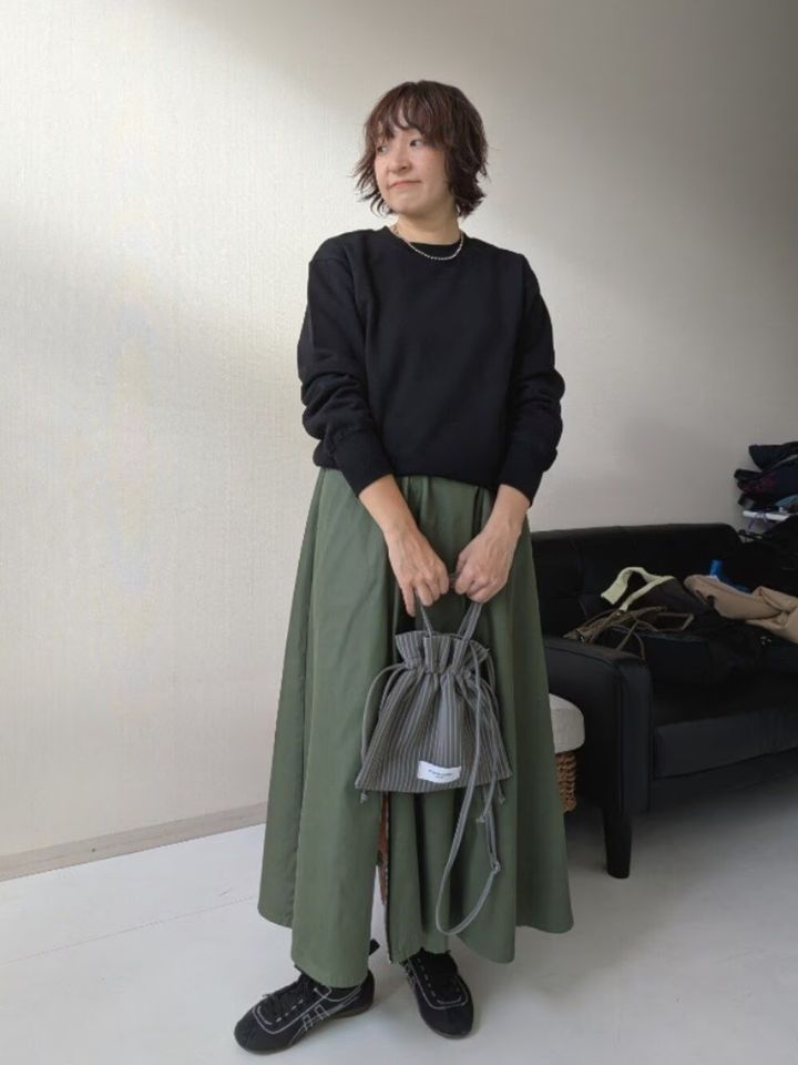 カジュアルなスニーカーも黒ならシックにまとまる