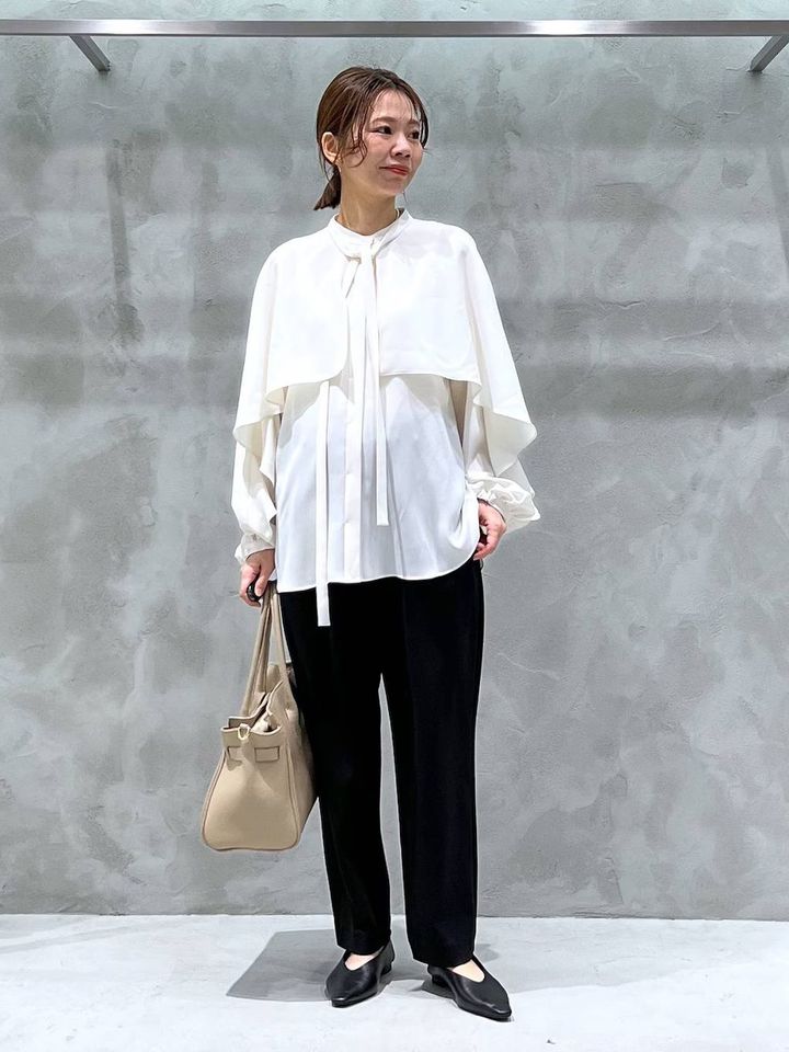 万能なフラット靴はスクエアトゥでモード感を