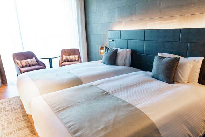 宿泊費やレジャー費を安く抑えるには？（画像はイメージ）