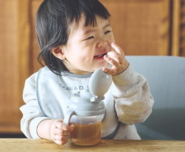 1人で飲めるようになったら活躍する「両手ストローマグ」