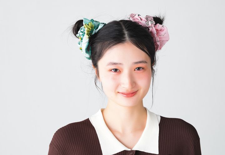 華やかな絵柄が目を引くシルクのシュシュ。