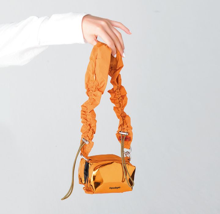 キャッチーなギャザーストラップが装いのスパイスに。自分好みにカスタマイズできるバッグ。