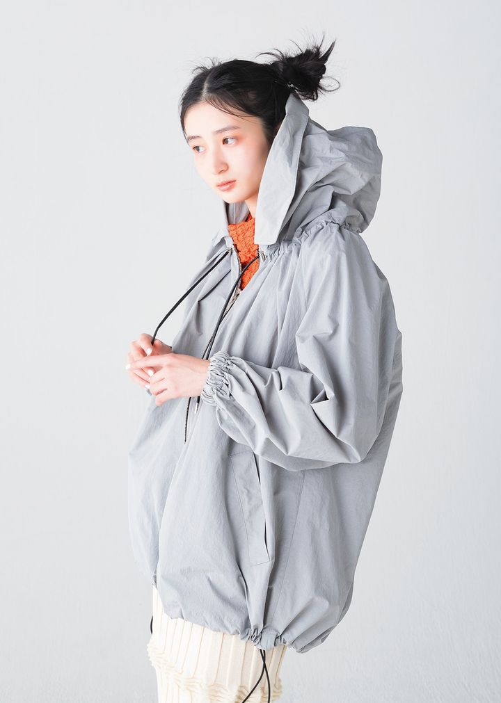 軽量でシワになりにくい高密度のナイロン素材のブルゾン。