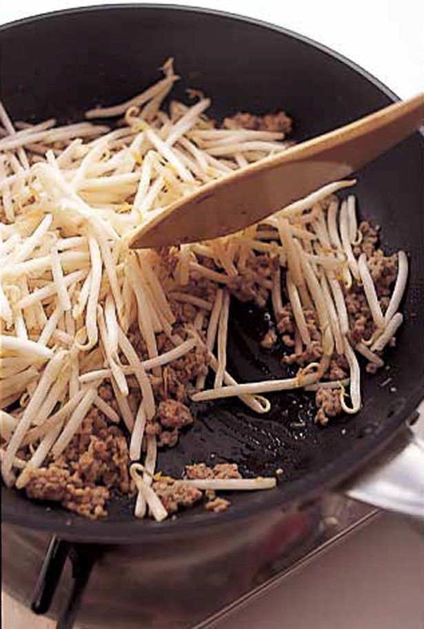 もやしは油でさっと炒めることで独特の青臭さが消えて、うまみもアップ！ （C）レタスクラブ編集部