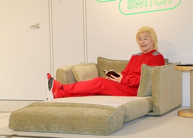 コアラ社で“スリパ(スリープパフォーマンス＝睡眠の質)アンバサダー”を務めるカズレーザーさんも、同社のアイテムを体験して「体を支えてもらっている感じ」と絶賛。画像のアイテムは「Koala ソファーベッド CUSHY」