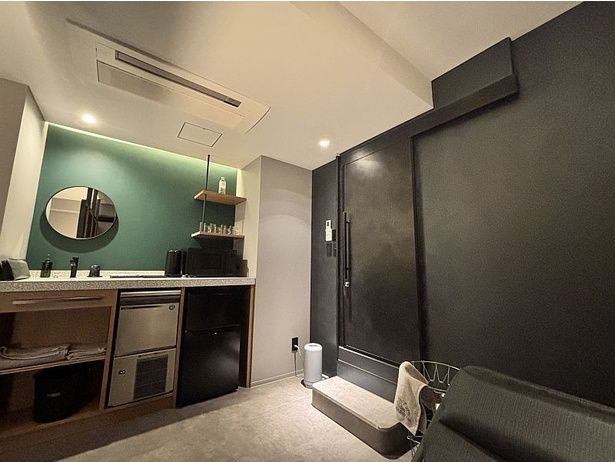 部屋の奥にサウナルームの入り口がある