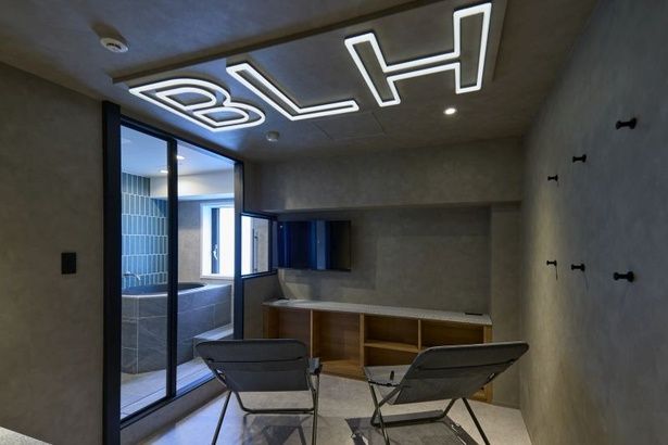 ホテルには、宿泊者のみが利用可能な予約制の貸切サウナもある。ボタン式ロウリュのほか、広々とした整いスペースを設置。さらに「athletia」のシャンプー、コンディショナー、ボディーソープ、スキンケアアイテムも完備している