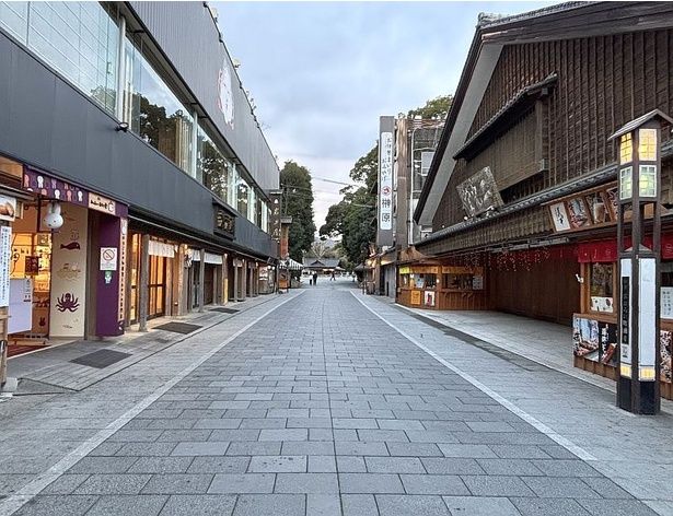 セロトニンを活性化させて快眠を得るため、記者は宿泊前に散策することに。名古屋から車で2時間ほどで行ける伊勢神宮＆おかげ横丁を巡った