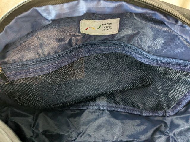 内側のブランドタグとポケット