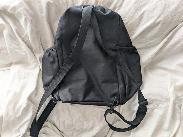 バッグ背面とストラップの構造