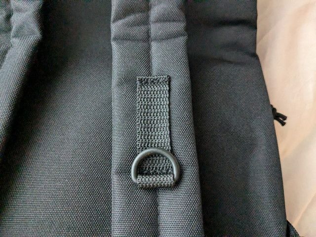 CUNE BIG BACKPACK 背面Dカン