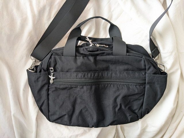 ブラックの2WAYショルダーバッグ全体