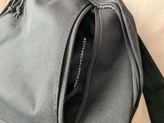 CUNE BIG BACKPACK サイドジップポケット内側テキスト