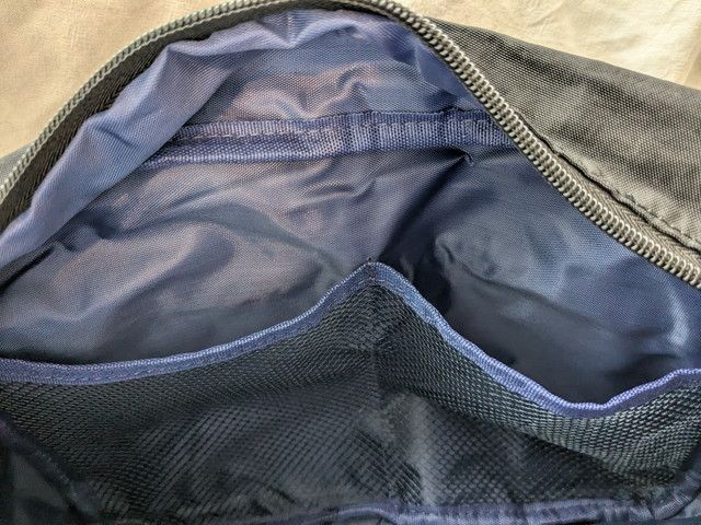 バッグ内側の仕切りポケット