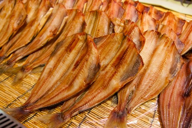複数のほっけの干物 干すイメージ