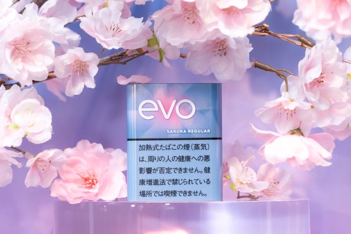 「エボ・サクラ・レギュラー」を始め、エボシリーズは全てのPloomデバイスで使用可能。たばこスティック20本入り。4月6日より全国のコンビニエンスストア及び一部たばこ販売店等にて発売。価格は580円（税込）