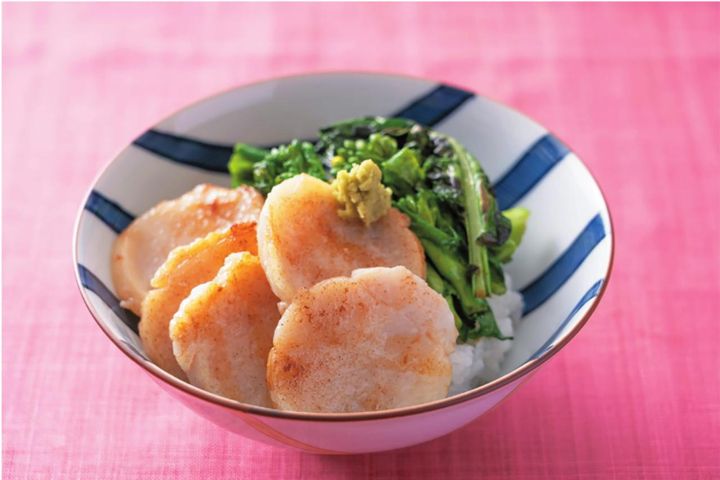 サッと焼くだけ！ひとりごはんにも『きょうの料理』でも人気・大原千鶴さん「ほたての菜の花丼」レシピ