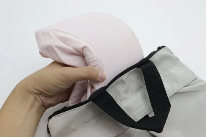 ダイソー レディーススポーツキャップ（ブラック、ピンク） 持ち運び