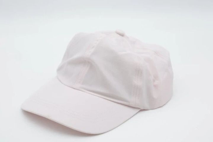 ダイソー レディーススポーツキャップ（ブラック、ピンク）