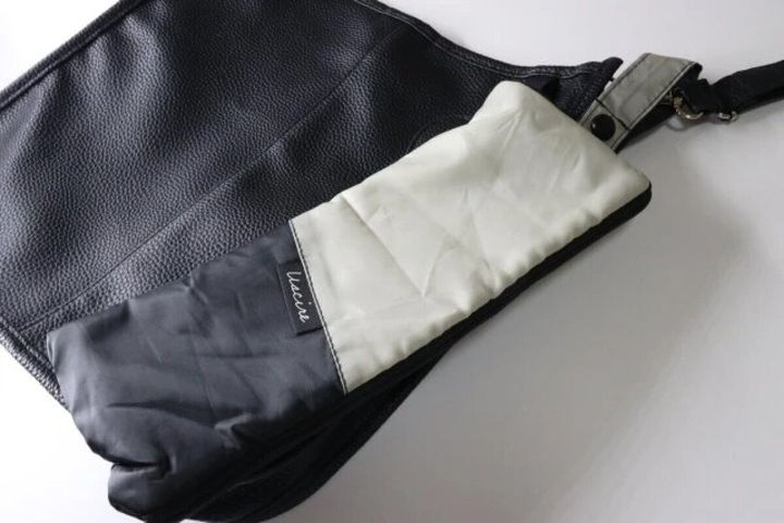 ダイソー 折り畳み傘カバー（ＢＫ） 使用例 バッグ