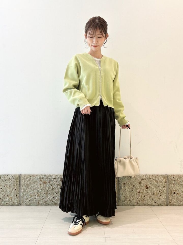 2026春大人女性おすすめカーディガンピスタチオグリーン黒スカートコーデ