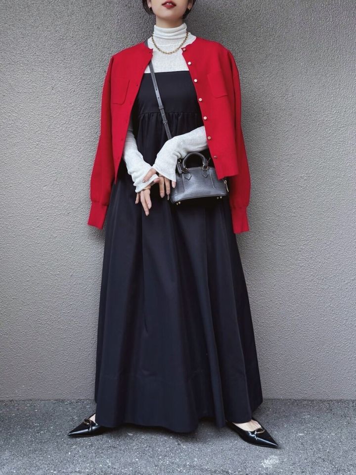 2026春大人女性おすすめカーディガン赤黒ワンピースコーデ