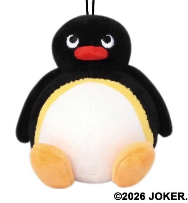 ふわふわなボア生地で作られた「おなかいっぱいピングー」のぬいぐるみ。まんまるにふくらんだおなかと、つぶらな瞳が愛おしい (C)2026 JOKER. 