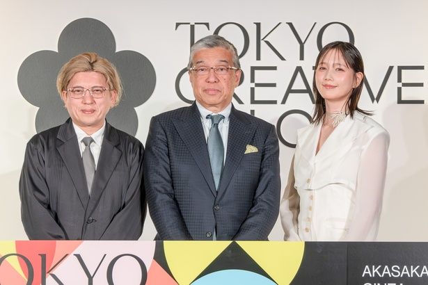 写真左から、統括ディレクター・杉山央さん、実行委員会会長・大西洋さん、本田翼さん