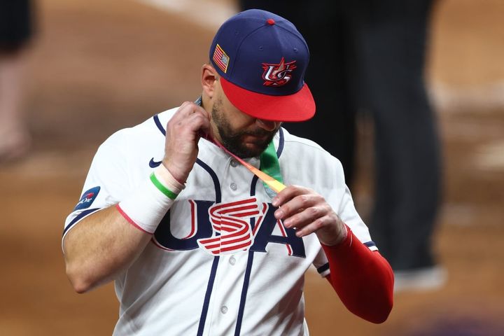 授与された銀メダルを外すカイル・シュワーバー（C）Getty Images