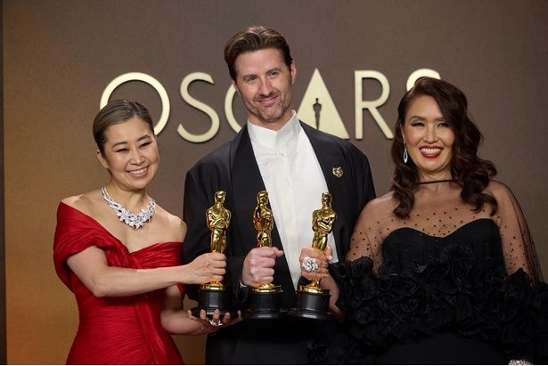 長編アニメーション賞を受賞した監督のマギー・カンとクリス・アップルハンズ、プロデューサーのミシェル・ウォン [c]A.M.P.A.S.