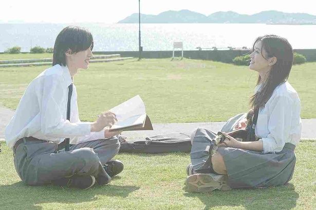 詩作が趣味の高校生、春人(道枝駿佑)と「発達性ディスレクシア」を患う綾音(生見愛瑠)が出会う『君が最後に遺した歌』 [c]2026『君が最後に遺した歌』製作委員会