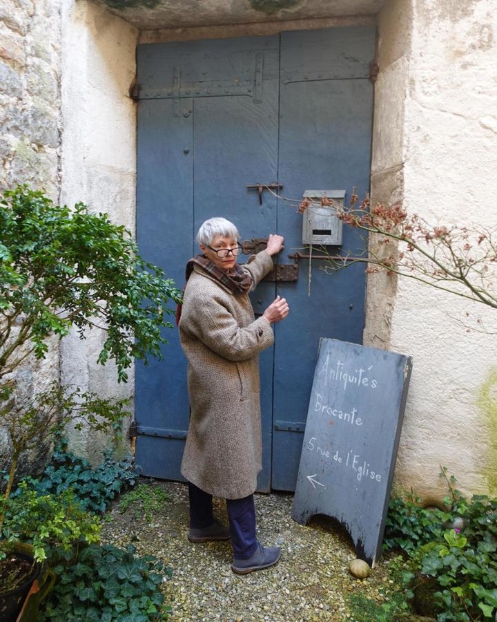 冬枯れの木の枝、ボードに書かれた文字、絶妙に古びた郵便受け……1枚の絵のようなお店の入り口。