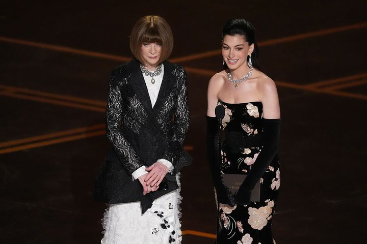 260318-anne-hathaway-anna-wintour-oscars-jpg