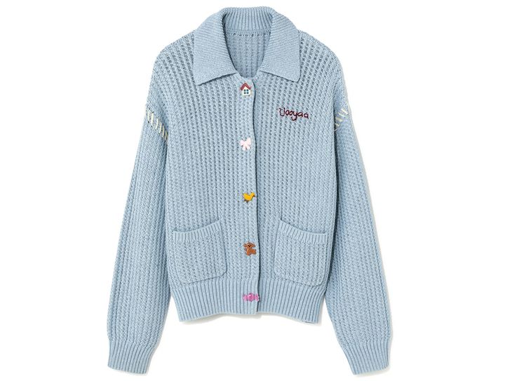 プレイフルなボタンが目を引くカーディガン。