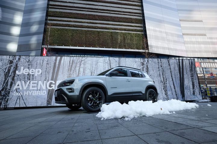 オフロード走行や雪道にも対応できる4WDシステムを採用