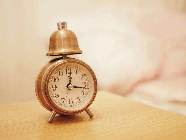 目覚まし時計を遠くに置く