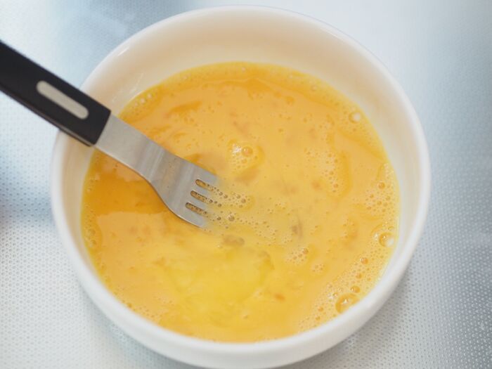 フォークで30秒混ぜた卵