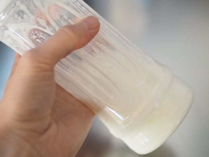 ペットボトルを振る