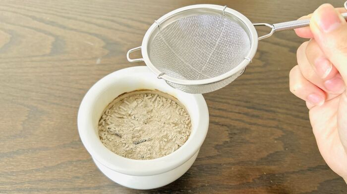 香炉のお線香の灰、どうやって掃除する？まさかのキッチングッズが大活躍！