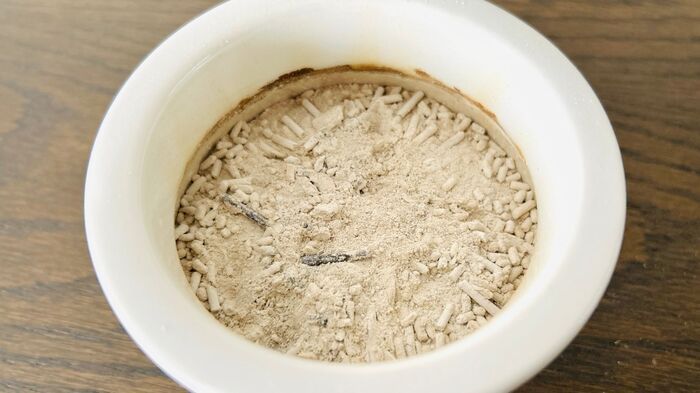 香炉のお線香の灰、どうやって掃除する？まさかのキッチングッズが大活躍！